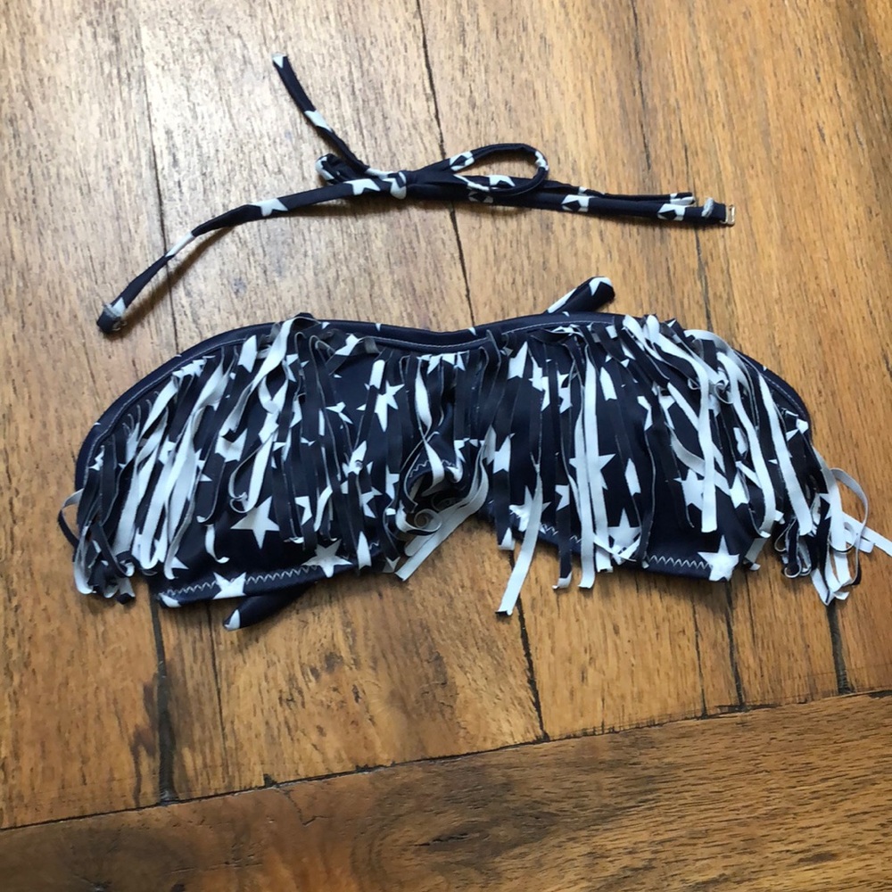 Bikini top with removable strap